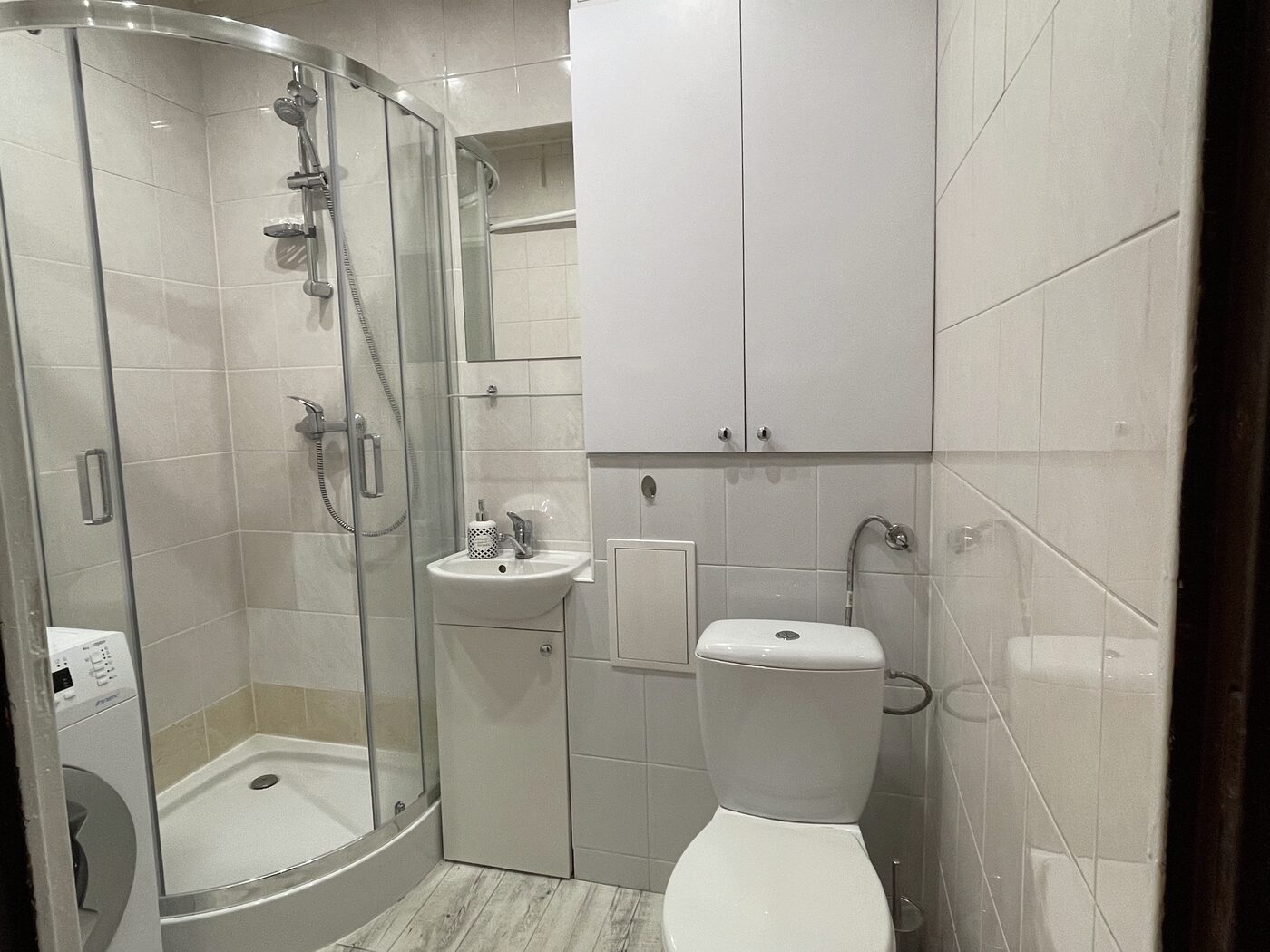 Łazienka z kabiną prysznicową i WC