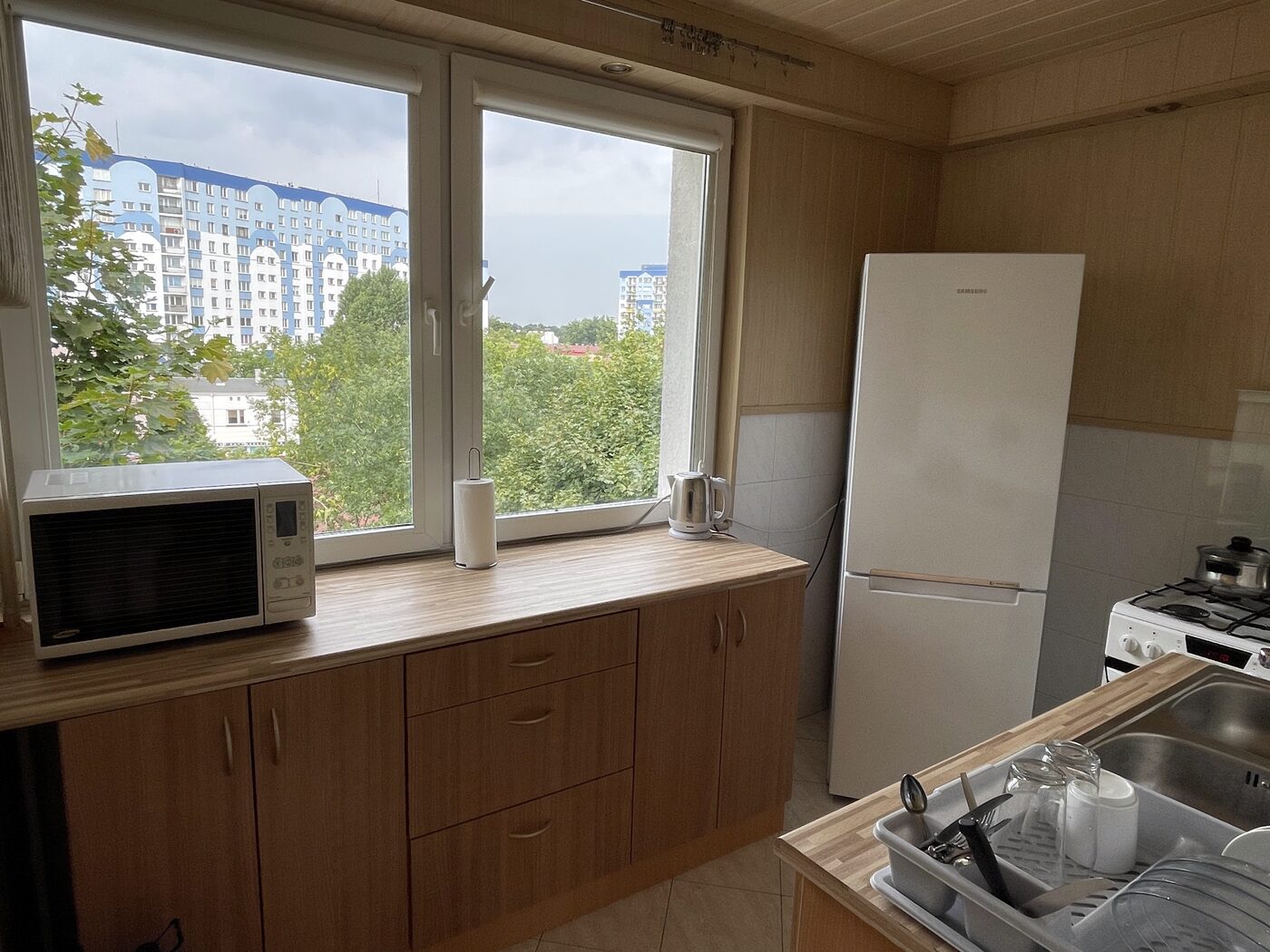 Kuchnia — osobne, jasne pomieszczenie z lodówką