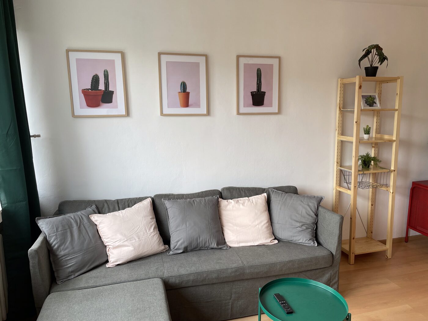 Salon z rozkładaną sofą i stołem jadalnym
