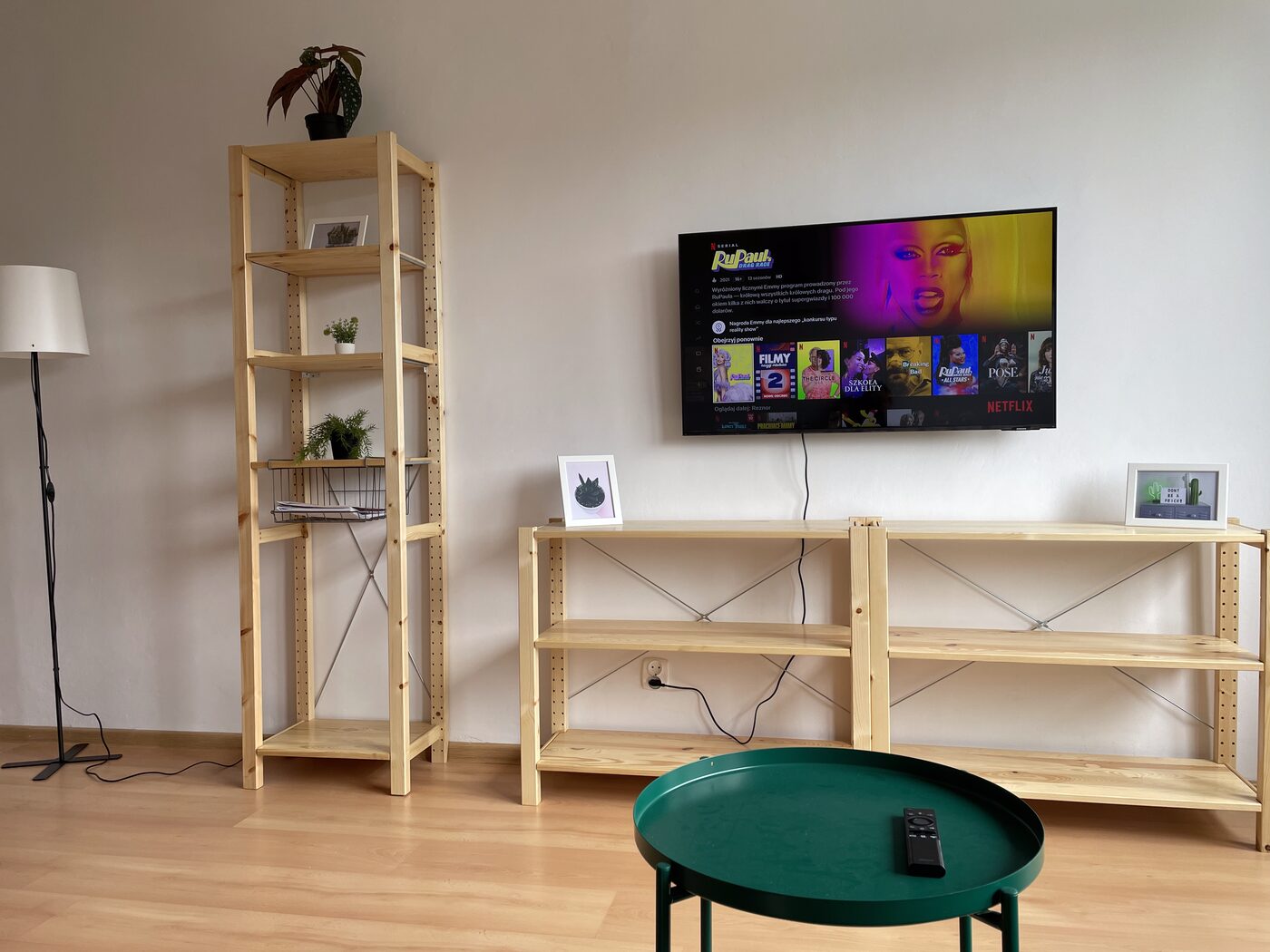 Salon — strefa wypoczynkowa z telewizorem