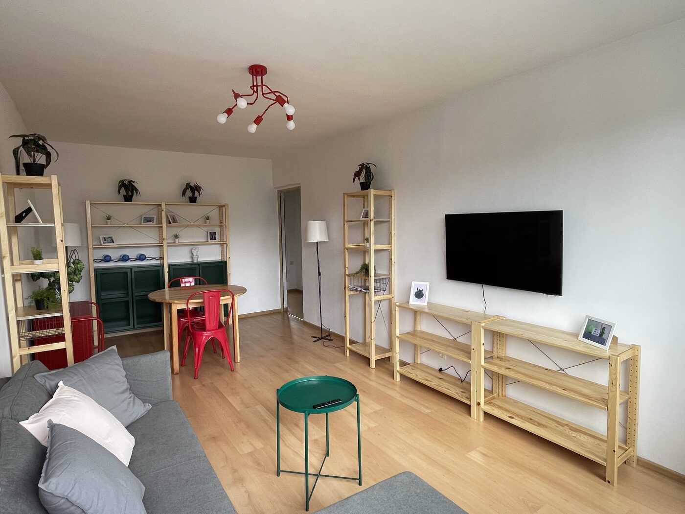 Salon z wyjściem na balkon